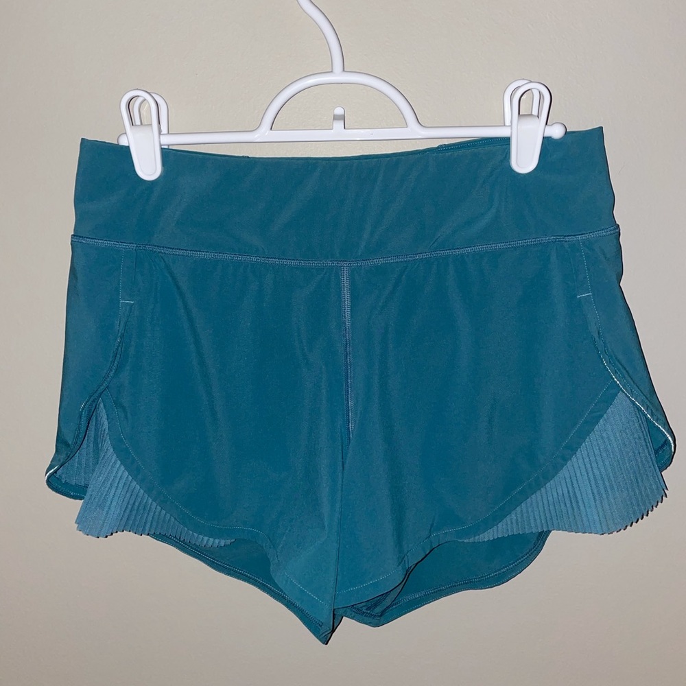 Lululemon play off the pleats short